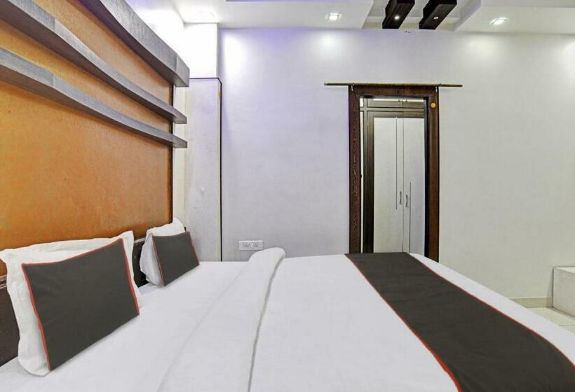 Quarto Triplo Clássico, Collection O 805123 Akriti Regency