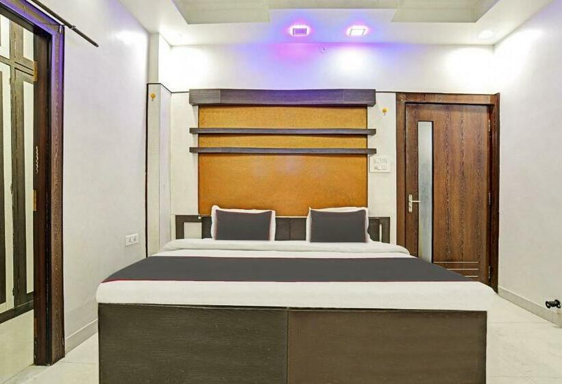 Quarto Triplo Clássico, Collection O 805123 Akriti Regency