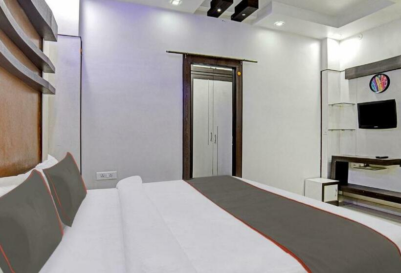 Quarto Triplo Clássico, Collection O 805123 Akriti Regency