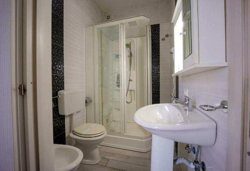 اتاق سوپریور سه تخته, New Sayonara