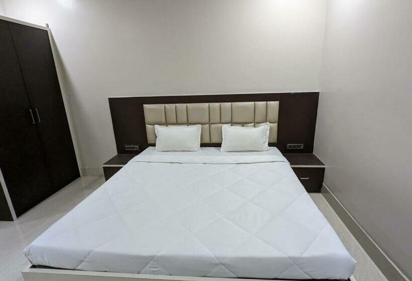 סוויטה משפחתית, The Golden Sand