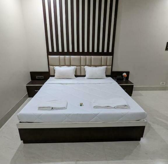 סוויטה משפחתית, The Golden Sand