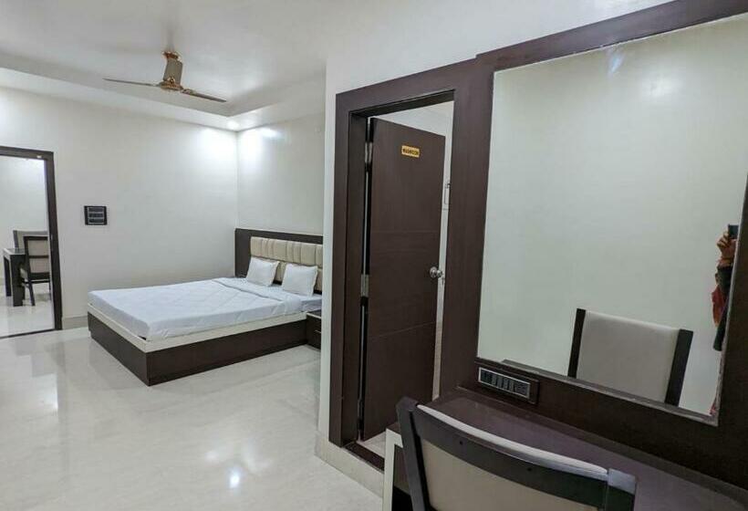 סוויטה משפחתית, The Golden Sand