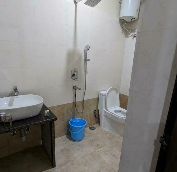 סוויטה משפחתית, The Golden Sand