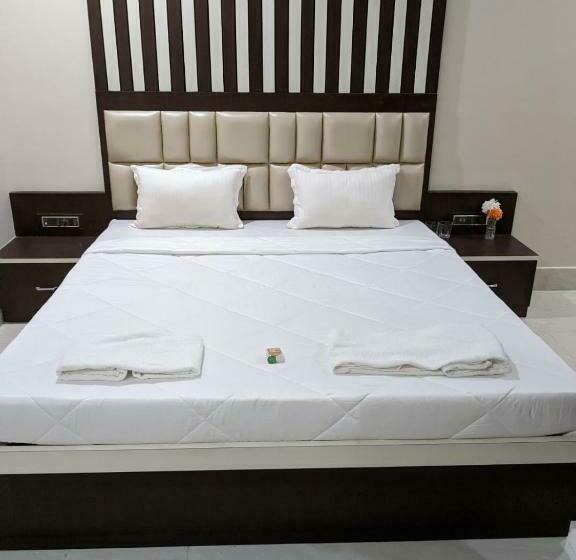 סוויטה משפחתית, The Golden Sand