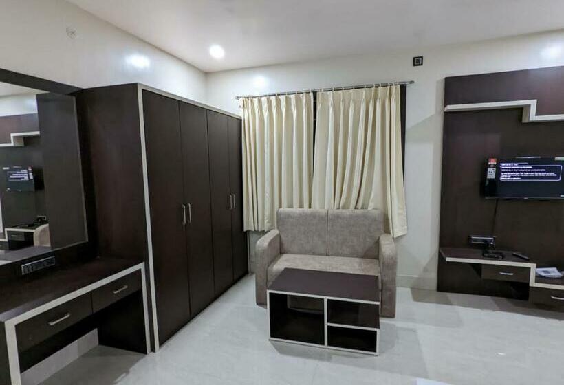 סוויטה משפחתית, The Golden Sand