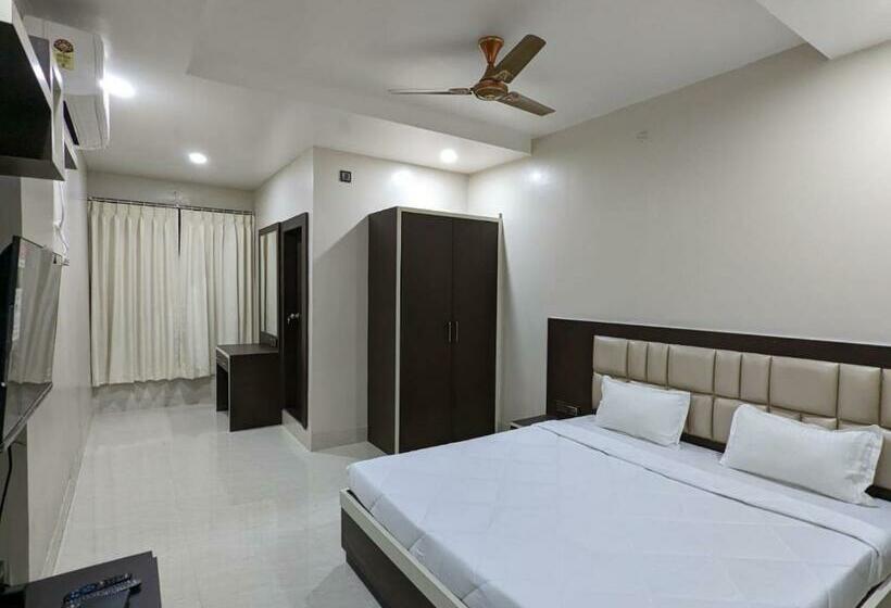 סוויטה משפחתית, The Golden Sand