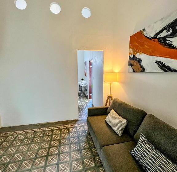 آپارتمان 1 خوابه, Nando S Place