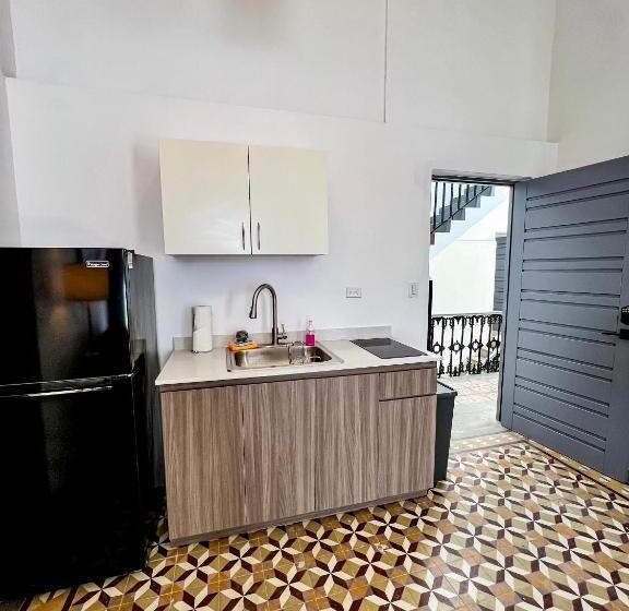 آپارتمان 2 خوابه, Nando S Place