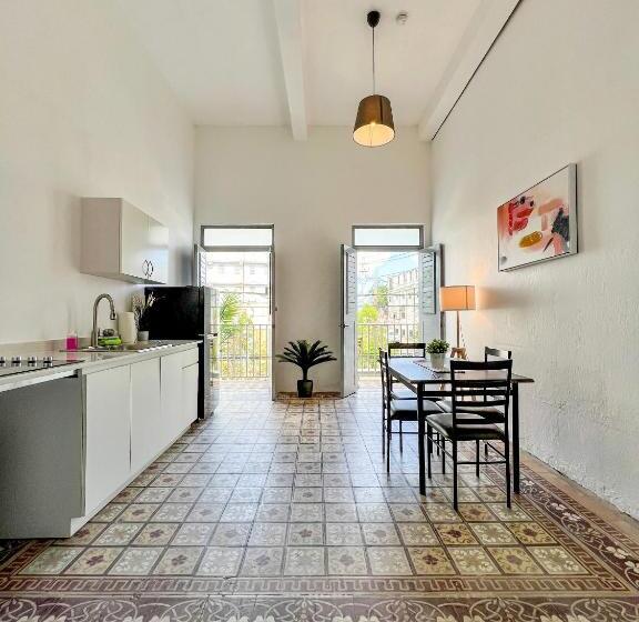 آپارتمان 2 خوابه, Nando S Place