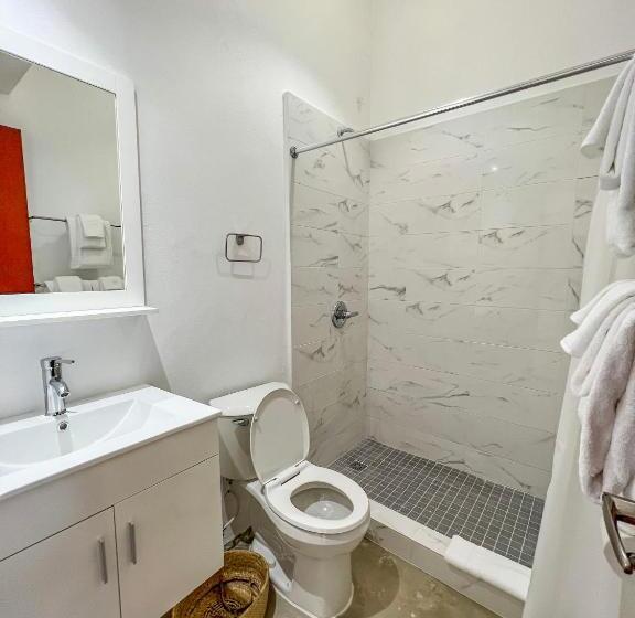 آپارتمان 2 خوابه, Nando S Place