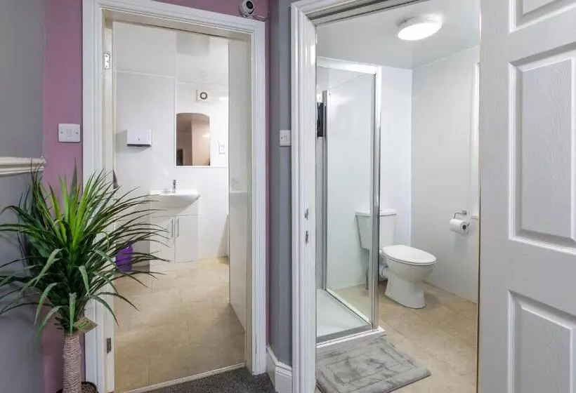 اتاق کلاسیک چهارنفره, City Centre Large Luxury Rooms Free Parking