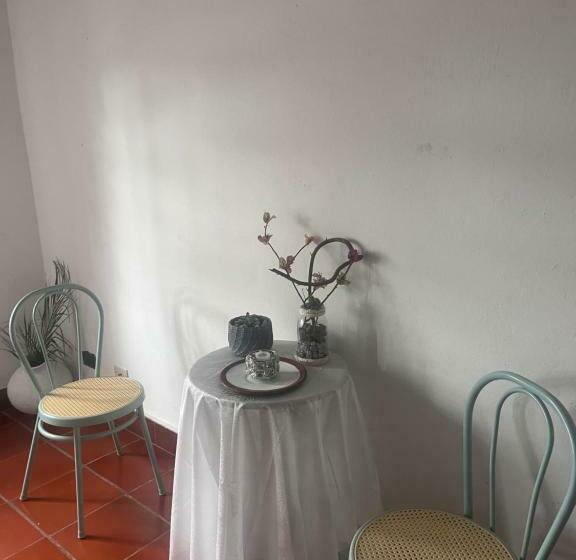 استودیوی استاندارد, Lo Nuestro Hospedaje