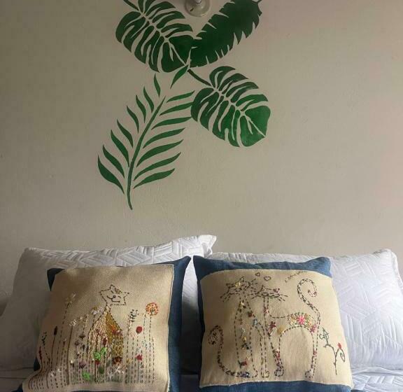 استودیوی استاندارد, Lo Nuestro Hospedaje