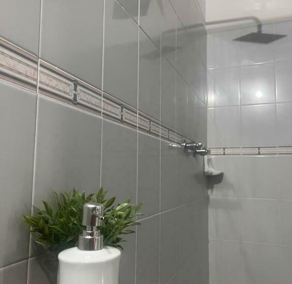 استودیوی استاندارد, Lo Nuestro Hospedaje