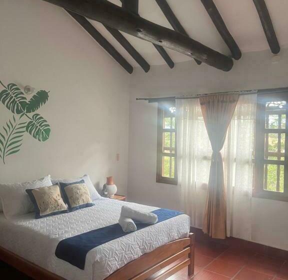 استودیوی استاندارد, Lo Nuestro Hospedaje