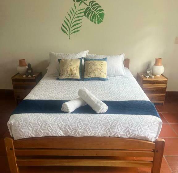 استودیوی استاندارد, Lo Nuestro Hospedaje