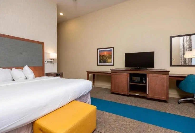 キングサイズベッドのスタンダードルーム, Flag Point Inn And Suites Pratt By Fairbridge