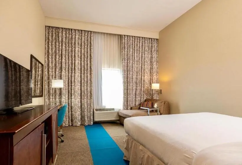 キングサイズベッドのスタンダードルーム, Flag Point Inn And Suites Pratt By Fairbridge