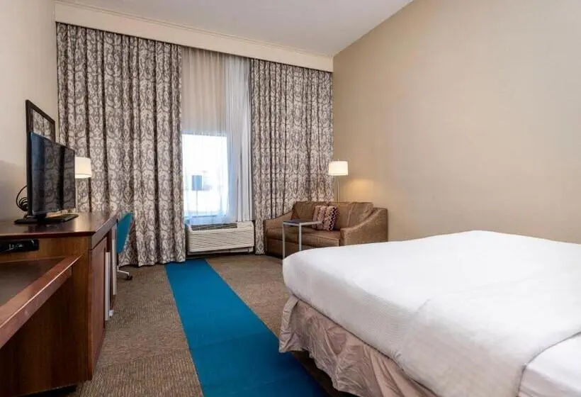 キングサイズベッドのデラックススイート, Flag Point Inn And Suites Pratt By Fairbridge