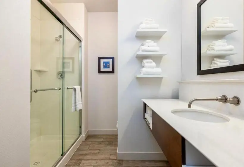 キングサイズベッドのデラックススイート, Flag Point Inn And Suites Pratt By Fairbridge