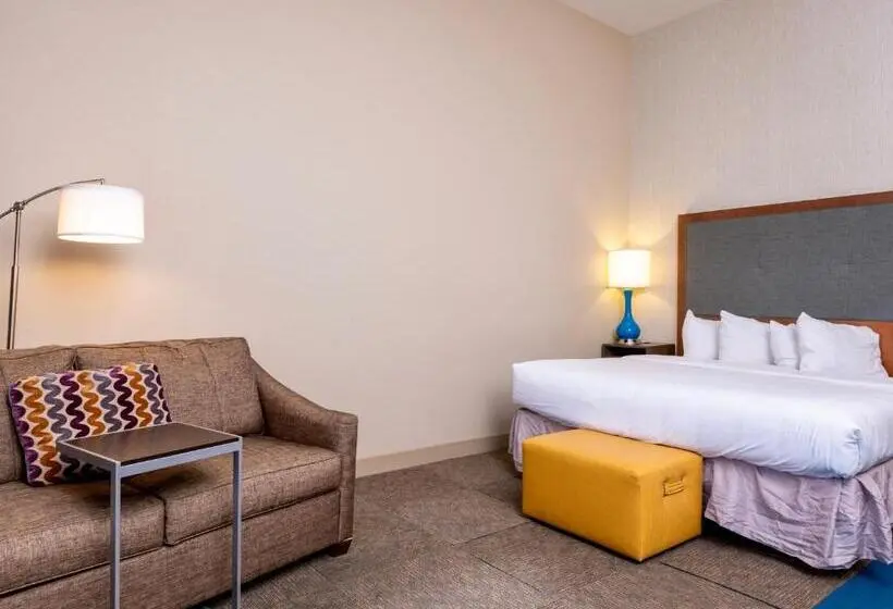 キングサイズベッドのデラックススイート, Flag Point Inn And Suites Pratt By Fairbridge