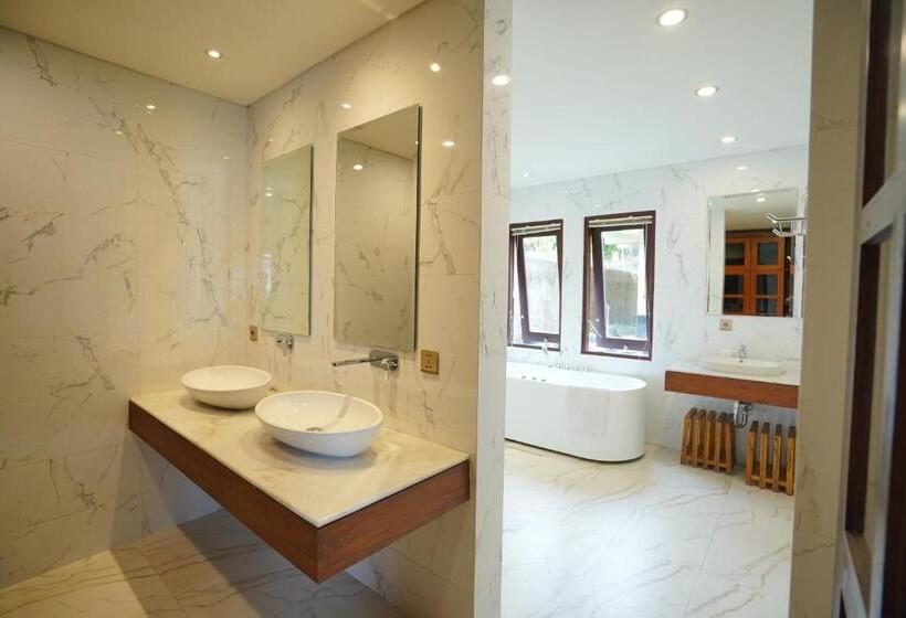 חדר אקזקיוטיב נוף לבריכה, Shankara Munduk Bali