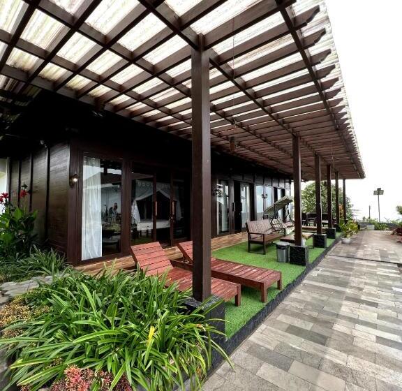 חדר אקזקיוטיב נוף לבריכה, Shankara Munduk Bali