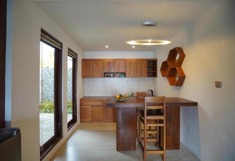 חדר אקזקיוטיב נוף לבריכה, Shankara Munduk Bali