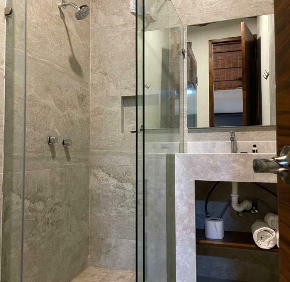 חדר דלוקס, Ng