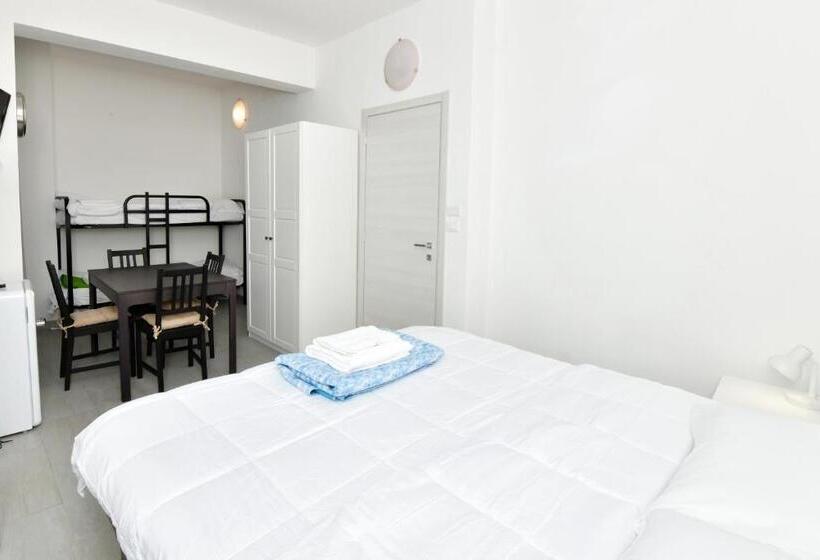 غرفة عائلية, A San Lazzaro Rooms