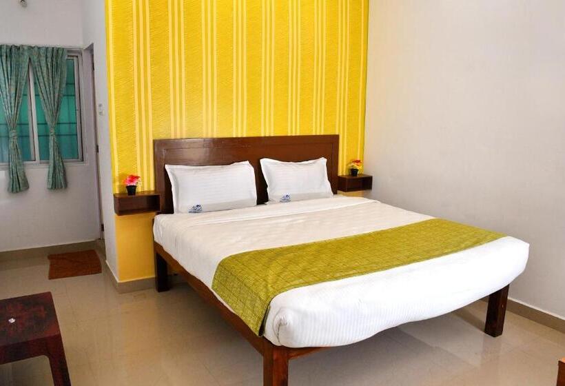 חדר אקזקיוטיב לשלושה, The Club House  Swimming Pool That S Better Than The Beach