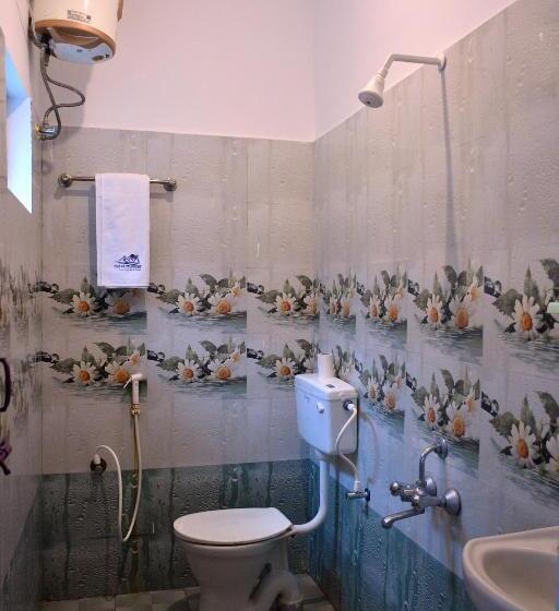 חדר אקזקיוטיב לשלושה, The Club House  Swimming Pool That S Better Than The Beach