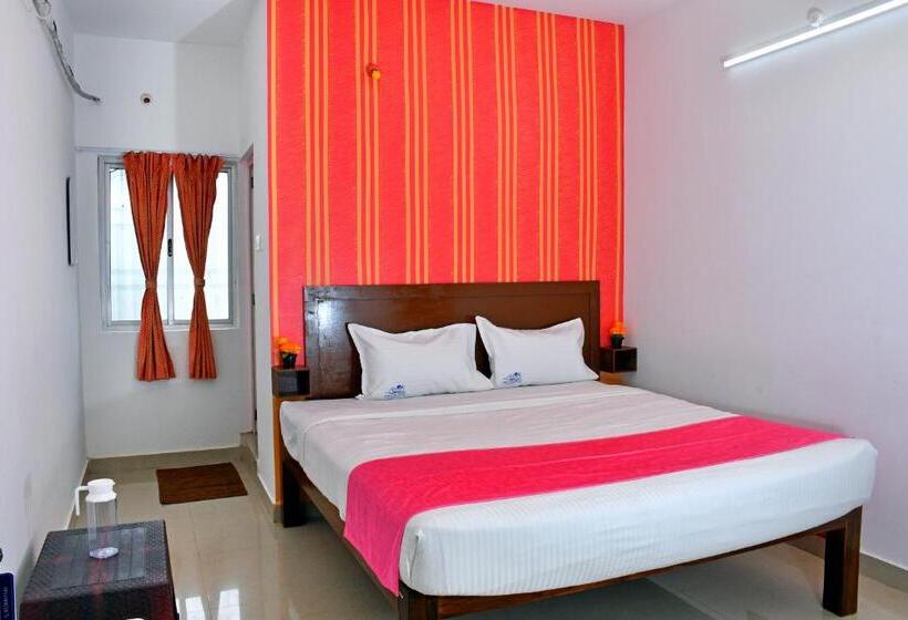 חדר אקזקיוטיב לשלושה, The Club House  Swimming Pool That S Better Than The Beach