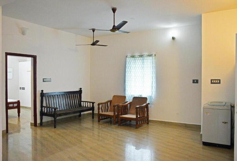 חדר משפתחתי סופריור, The Club House  Swimming Pool That S Better Than The Beach