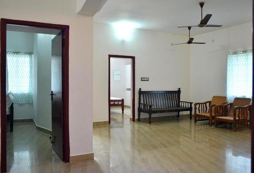 חדר משפתחתי סופריור, The Club House  Swimming Pool That S Better Than The Beach