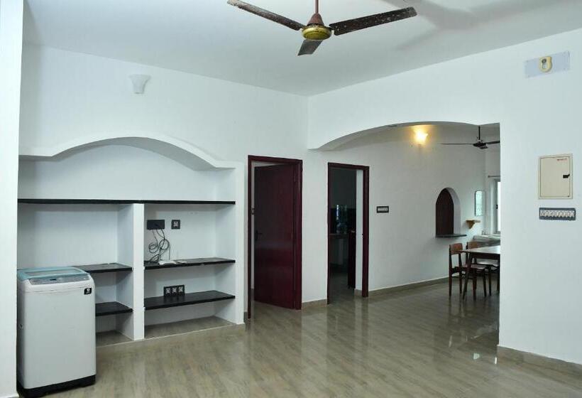 חדר משפתחתי סופריור, The Club House  Swimming Pool That S Better Than The Beach