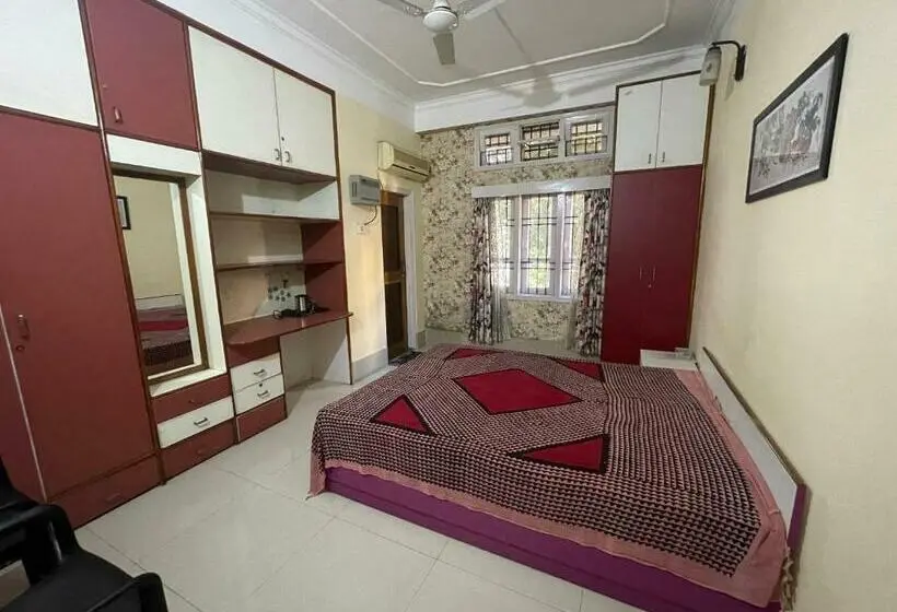 キングサイズベッドのスタンダードルーム, The Choudhury Manor Homestay