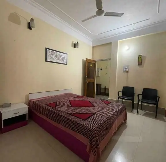 キングサイズベッドのスタンダードルーム, The Choudhury Manor Homestay