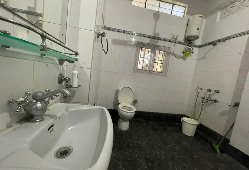 キングサイズベッドのスタンダードルーム, The Choudhury Manor Homestay