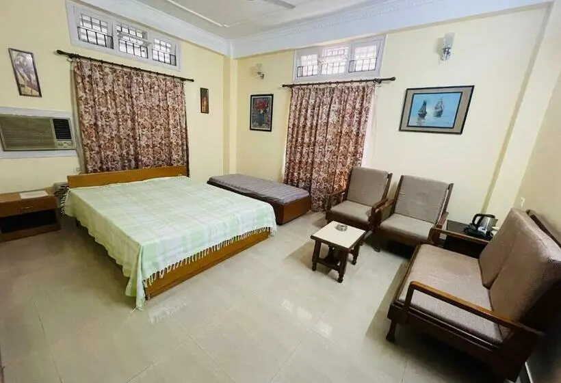 バルコニー付きスタンダードトリプルルーム, The Choudhury Manor Homestay