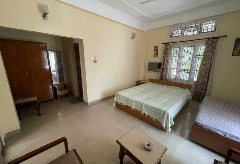 اتاق استاندارد سه تخته با بالکن, The Choudhury Manor Homestay