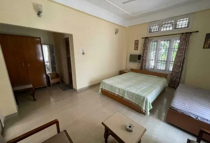 バルコニー付きスタンダードトリプルルーム, The Choudhury Manor Homestay