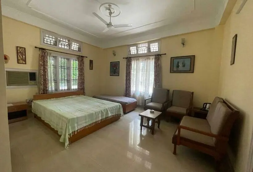 バルコニー付きスタンダードトリプルルーム, The Choudhury Manor Homestay