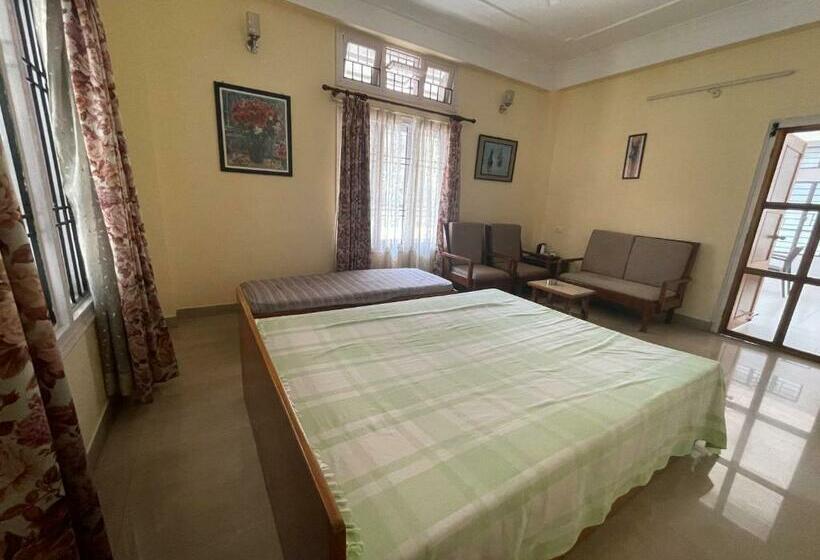 اتاق استاندارد سه تخته با بالکن, The Choudhury Manor Homestay