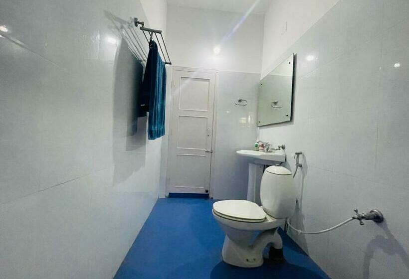 اتاق استاندارد سه تخته با بالکن, The Choudhury Manor Homestay