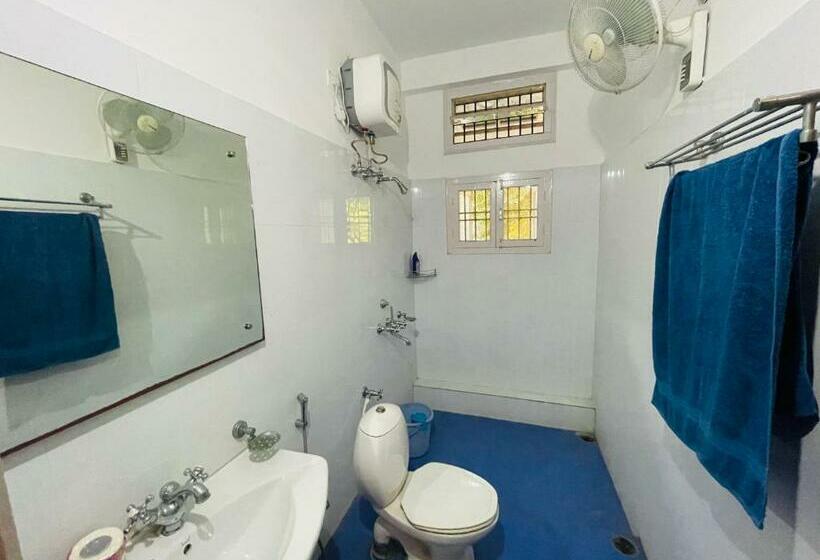 اتاق استاندارد سه تخته با بالکن, The Choudhury Manor Homestay