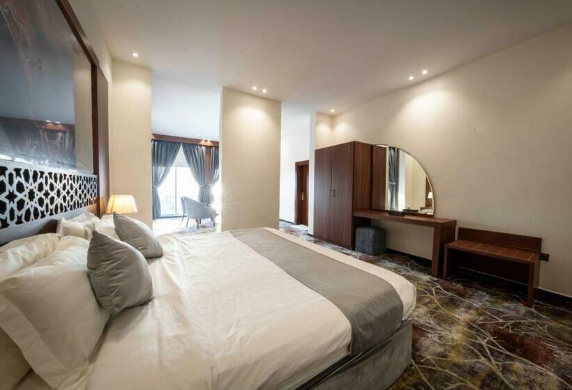 اتاق لوکس با چشم‌انداز دریا, Crown Towers For Hotel Suites