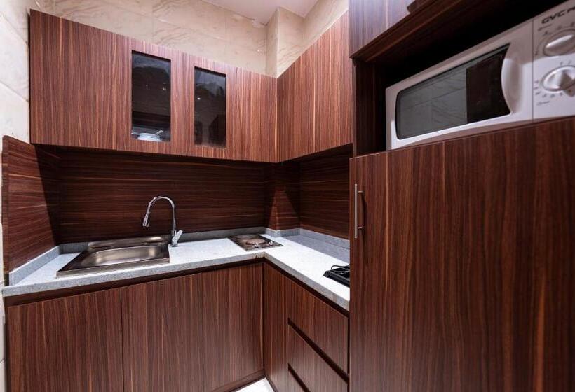 اتاق لوکس با چشم‌انداز دریا, Crown Towers For Hotel Suites