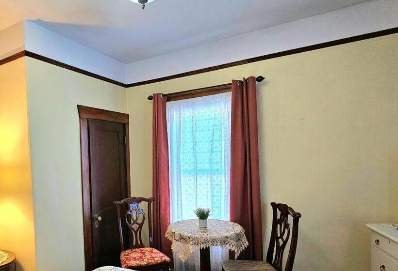 סוויטה, Royal Hotel Sydney